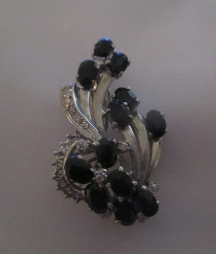 xxM1199M 14k white gold Sapphire Brooch. Takst-Valuation N.kr. 15 000